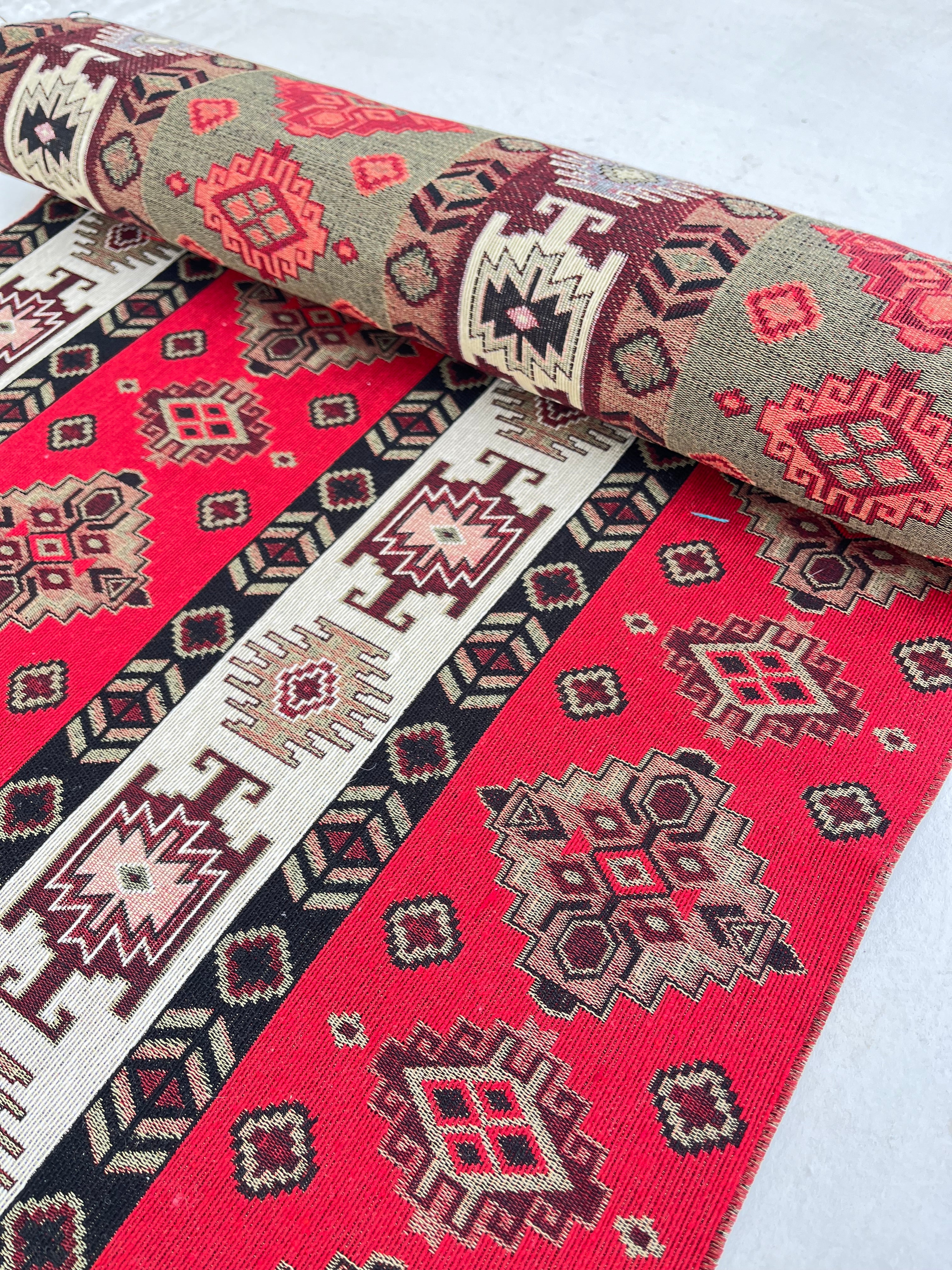 Ağır Gramajlı Kalın Jakarlı Pamuklu Kumaş Metre Başına 400/m2 - Döşemelik Geleneksel Anadolu Etnik Desenli - Döşemelik Kumaşlar. %70 Pamuk %30 Polyester - 140 cm Genişlik. Kilim Dokuma.
