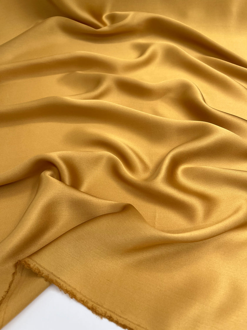 Altın Sarı Saten Saf İpek, Metre İpek, İpek Şifon, Dut İpeği, İpek Metre, Ağır İpek, Lüks İpek Kumaş. 14 mm/ 135 cm genişlik.