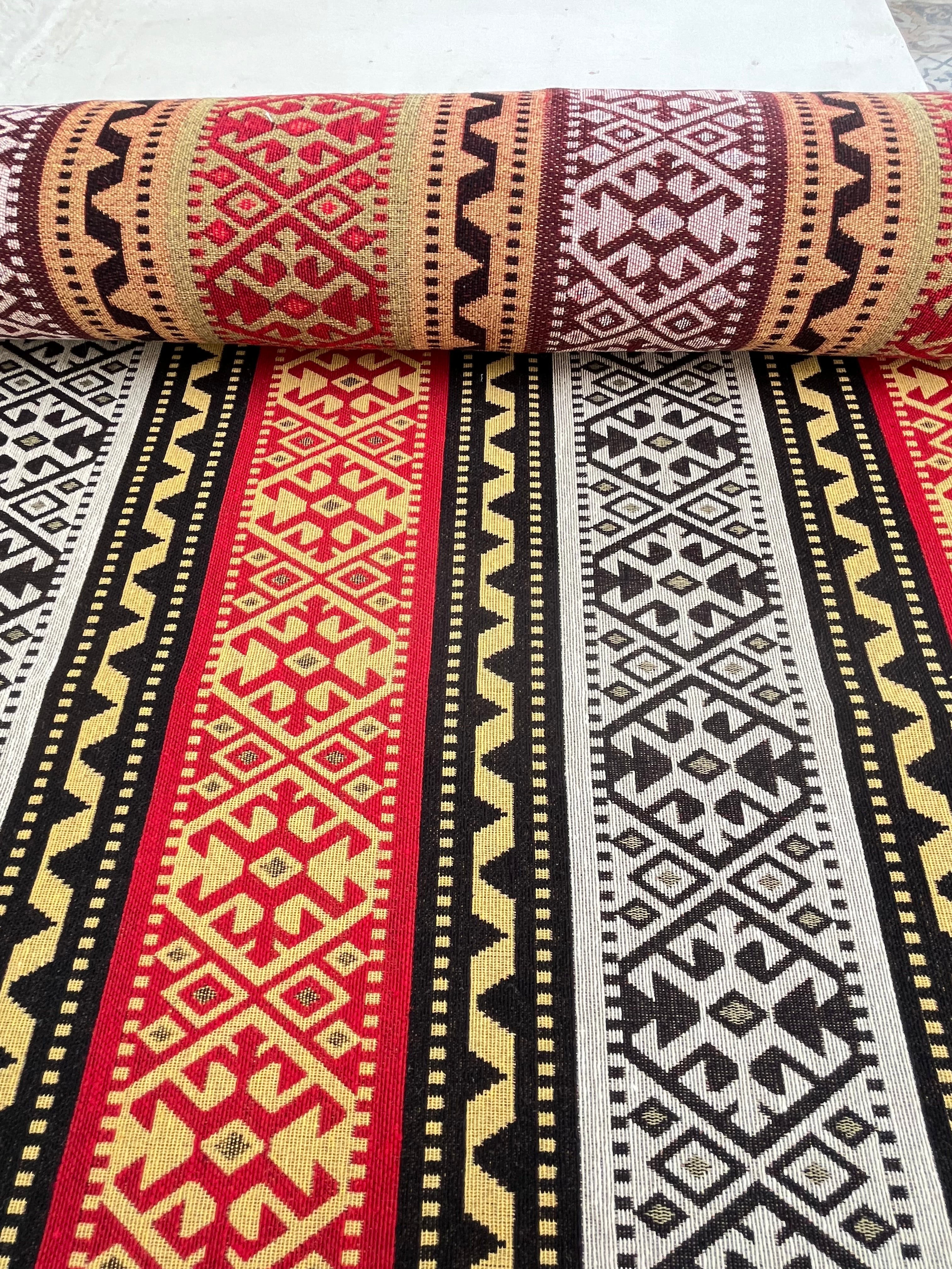 Ağır Gramajlı Kalın Jakarlı Pamuklu Kumaş Metre Başına 400/m2 - Döşemelik Geleneksel Anadolu Etnik Desenli - Döşemelik Kumaşlar. %70 Pamuk %30 Polyester - 140 cm Genişlik. Halı Dokuma. Çok Renkli Seçenekler, Sarı Mavi, Kırmızı Siyah Renk.