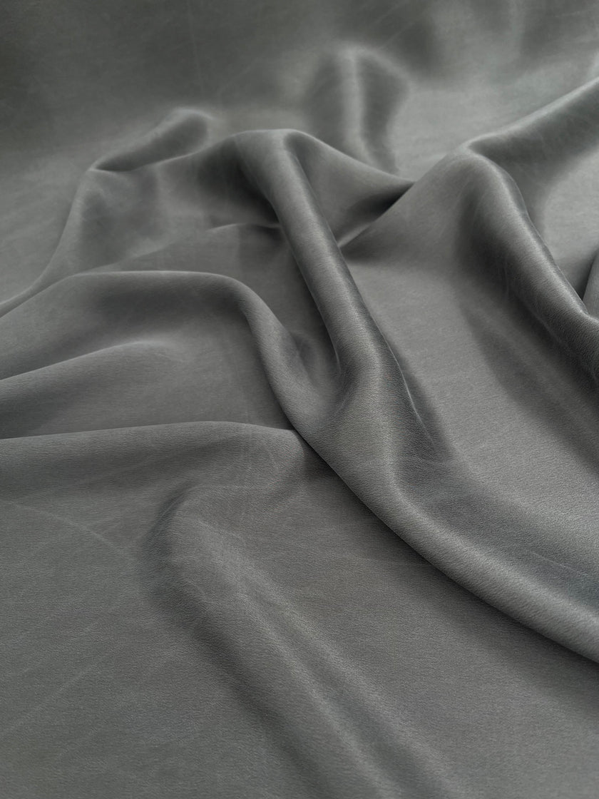 Soie pure satin gris lapidé, soie par cour, mousseline de soie, soie de mûrier, yardage de soie, soie lourde, tissu de soie de luxe. 23 mm/ 135 cm de largeur.