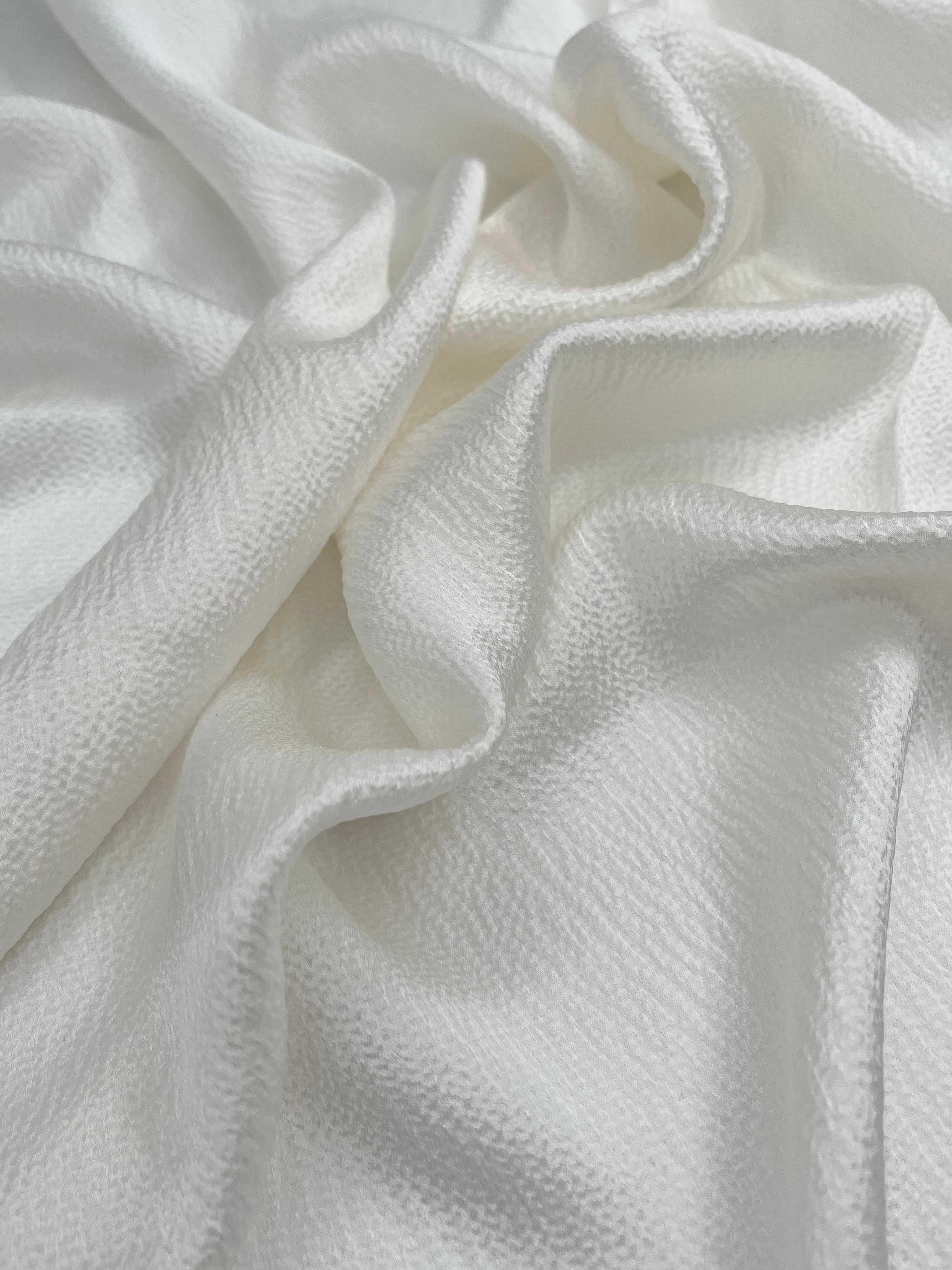 Beyaz Buruşuk Efektli Saten Saf İpek, Metre Metre İpek, İpek Şifon, Dut İpeği, İpek Metre, Ağır İpek, Lüks İpek Kumaş. 18mm/ 135 cm genişlik.