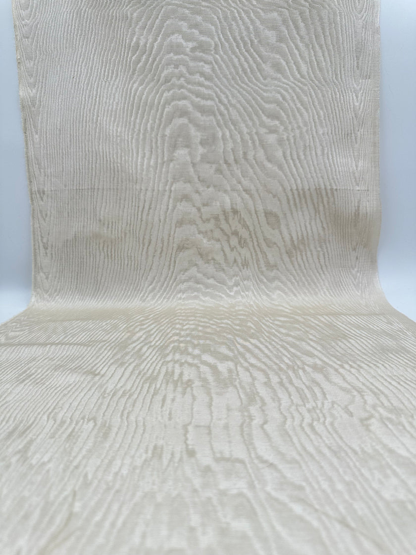 Rembourrage luxueux en soie blanc écru pour tête de lit ottoman, tissus d'intérieur pour textiles de maison : housses d'oreiller, motifs inspirés du kimono, motifs en filigrane.