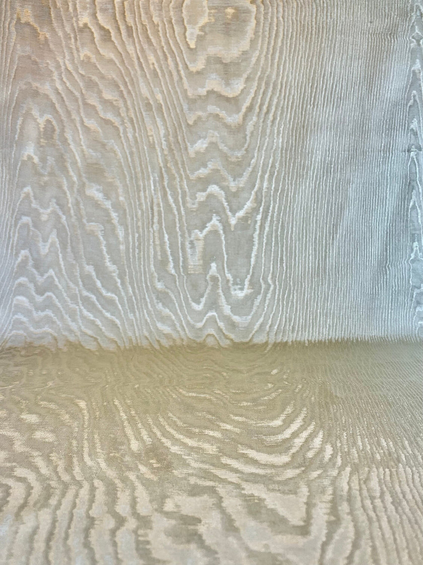 Rembourrage luxueux en soie blanc écru pour tête de lit ottoman, tissus d'intérieur pour textiles de maison : housses d'oreiller, motifs inspirés du kimono, motifs en filigrane.