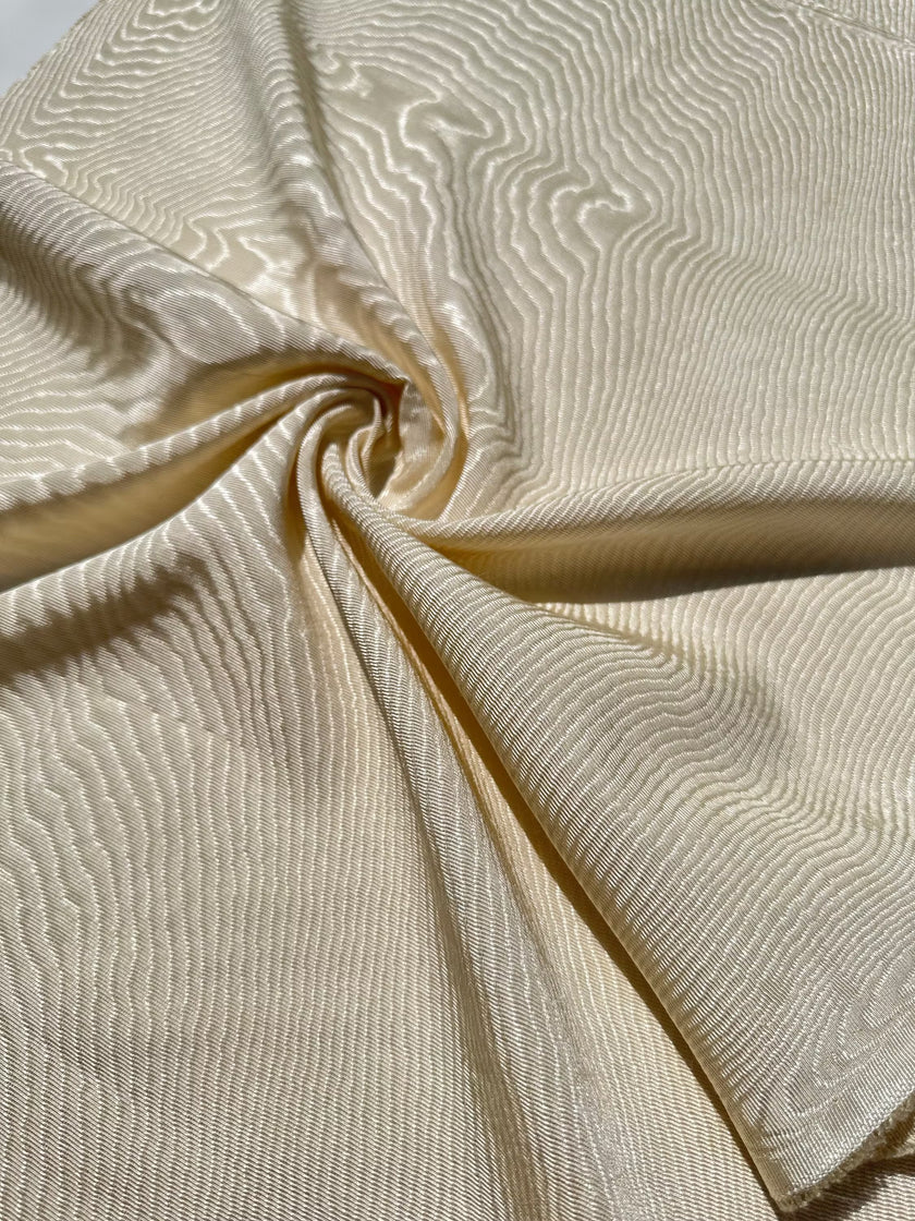 Rembourrage luxueux en soie blanc écru pour tête de lit ottoman, tissus d'intérieur pour textiles de maison : housses d'oreiller, motifs inspirés du kimono, motifs en filigrane.