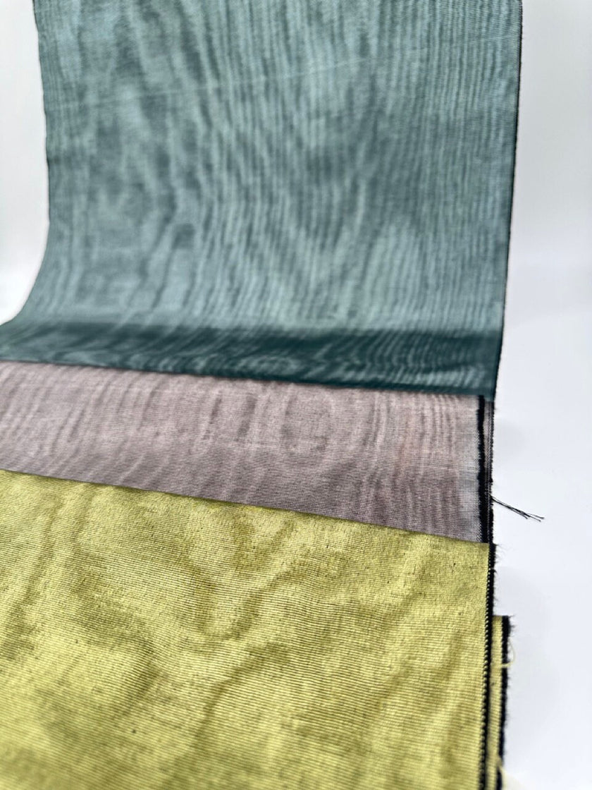 Rembourrage luxueux en soie vert sauge pour tête de lit ottoman, tissus d'intérieur pour textiles de maison : housses d'oreiller, motifs inspirés du kimono, motifs en filigrane.