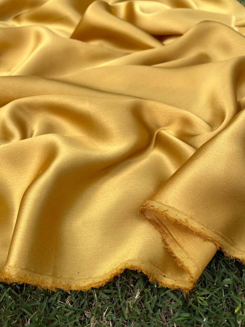 Altın Sarı Saten Saf İpek, Metre İpek, İpek Şifon, Dut İpeği, İpek Metre, Ağır İpek, Lüks İpek Kumaş. 14 mm/ 135 cm genişlik.
