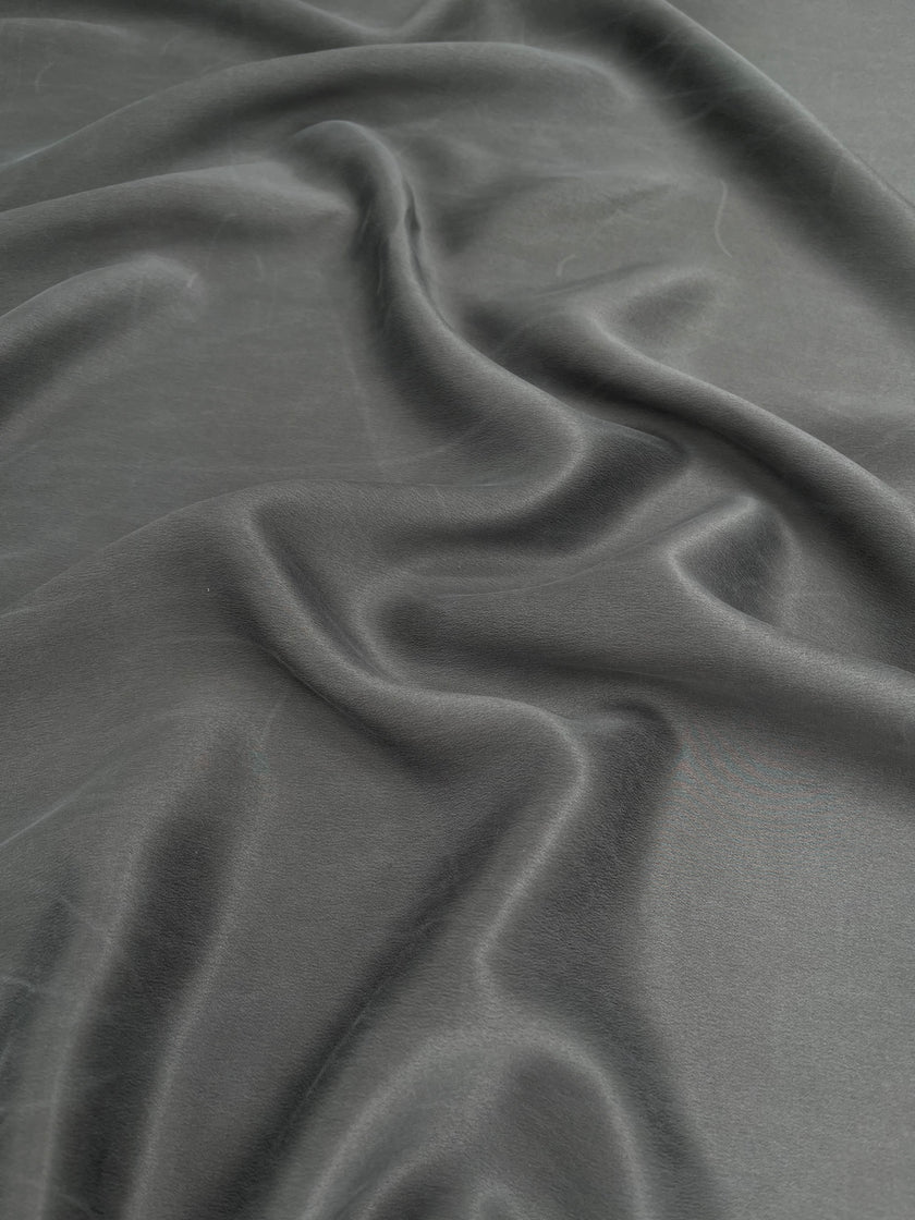 Soie pure satin gris lapidé, soie par cour, mousseline de soie, soie de mûrier, yardage de soie, soie lourde, tissu de soie de luxe. 23 mm/ 135 cm de largeur.