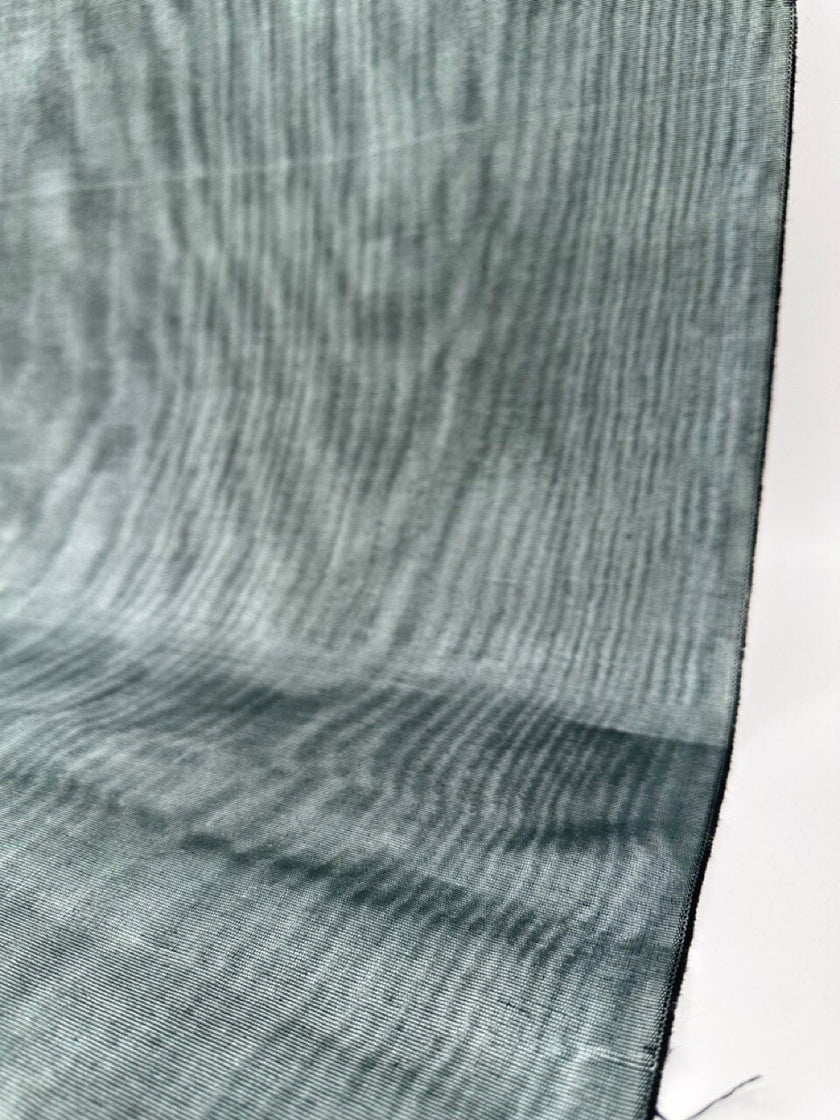 Rembourrage luxueux en soie vert sauge pour tête de lit ottoman, tissus d'intérieur pour textiles de maison : housses d'oreiller, motifs inspirés du kimono, motifs en filigrane.