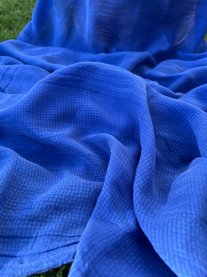 Şeffaf Deniz Mavisi Gingham Desenli Taşlı İpek Saten Saf İpek, Metre Metre İpek, İpek Şifon, Dut İpeği, İpek Metre, Ağır İpek, Lüks İpek Kumaş. 12mm/ 143 cm genişlik.