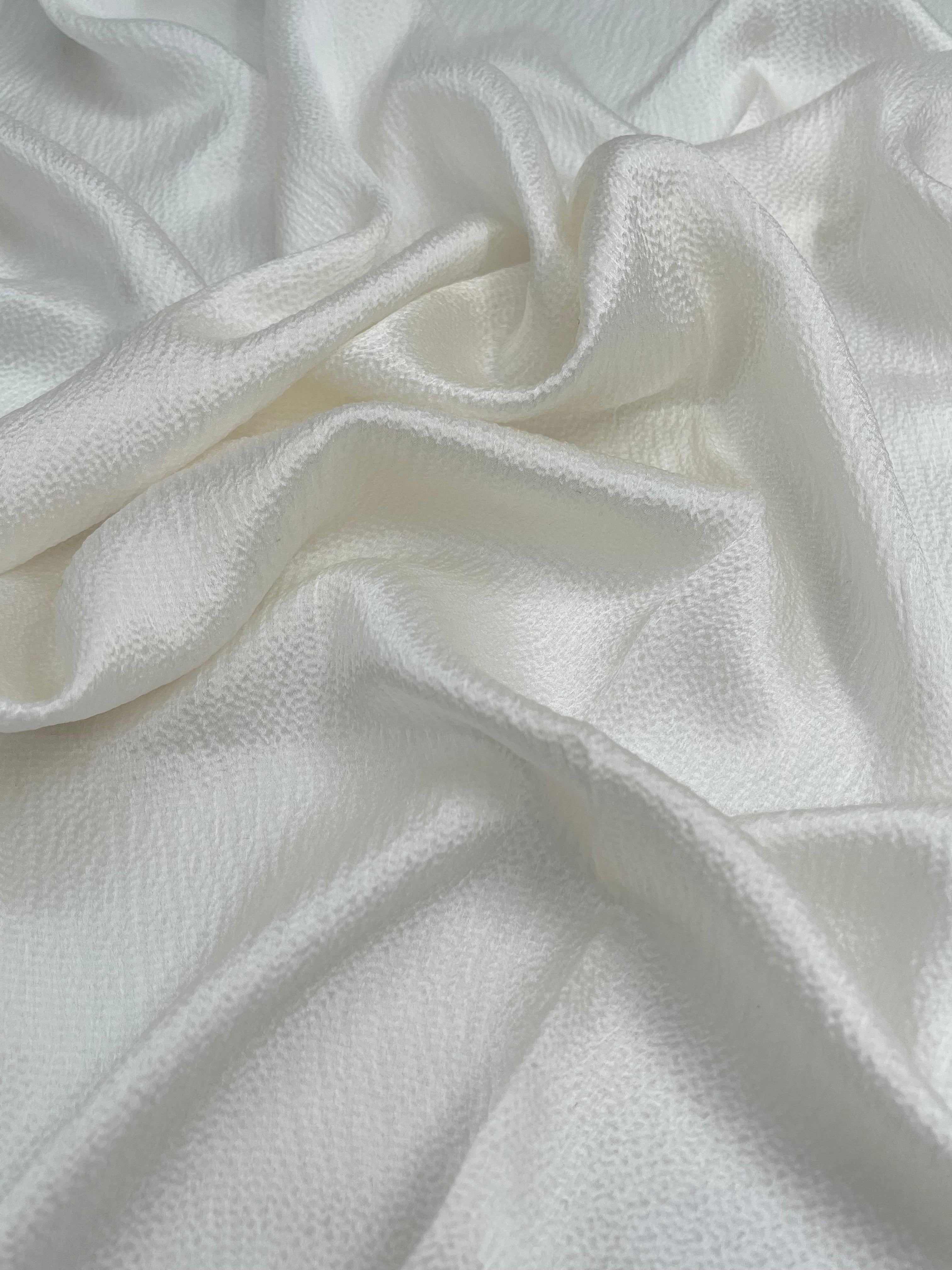 Beyaz Buruşuk Efektli Saten Saf İpek, Metre Metre İpek, İpek Şifon, Dut İpeği, İpek Metre, Ağır İpek, Lüks İpek Kumaş. 18mm/ 135 cm genişlik.