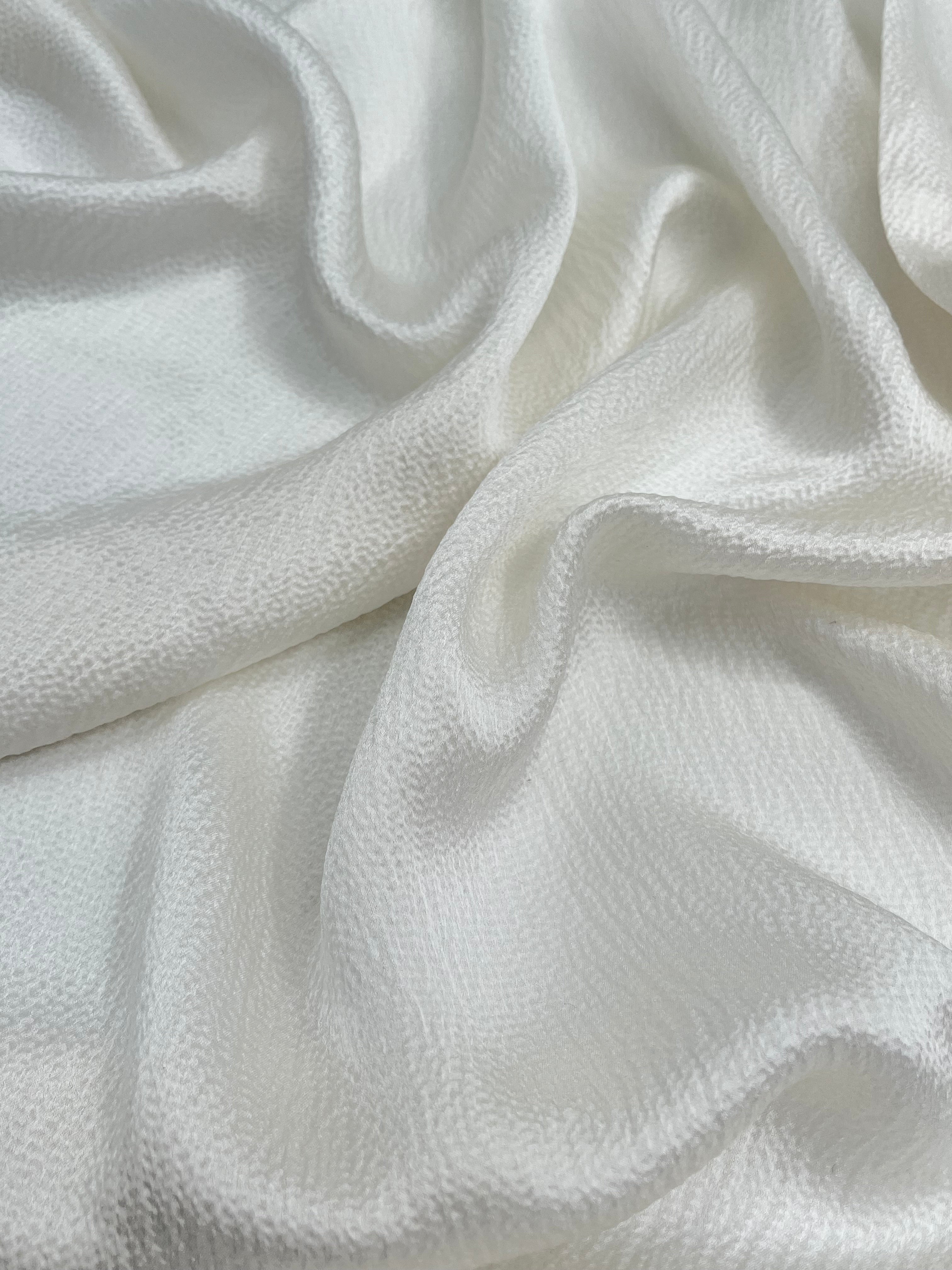 Beyaz Buruşuk Efektli Saten Saf İpek, Metre Metre İpek, İpek Şifon, Dut İpeği, İpek Metre, Ağır İpek, Lüks İpek Kumaş. 18mm/ 135 cm genişlik.