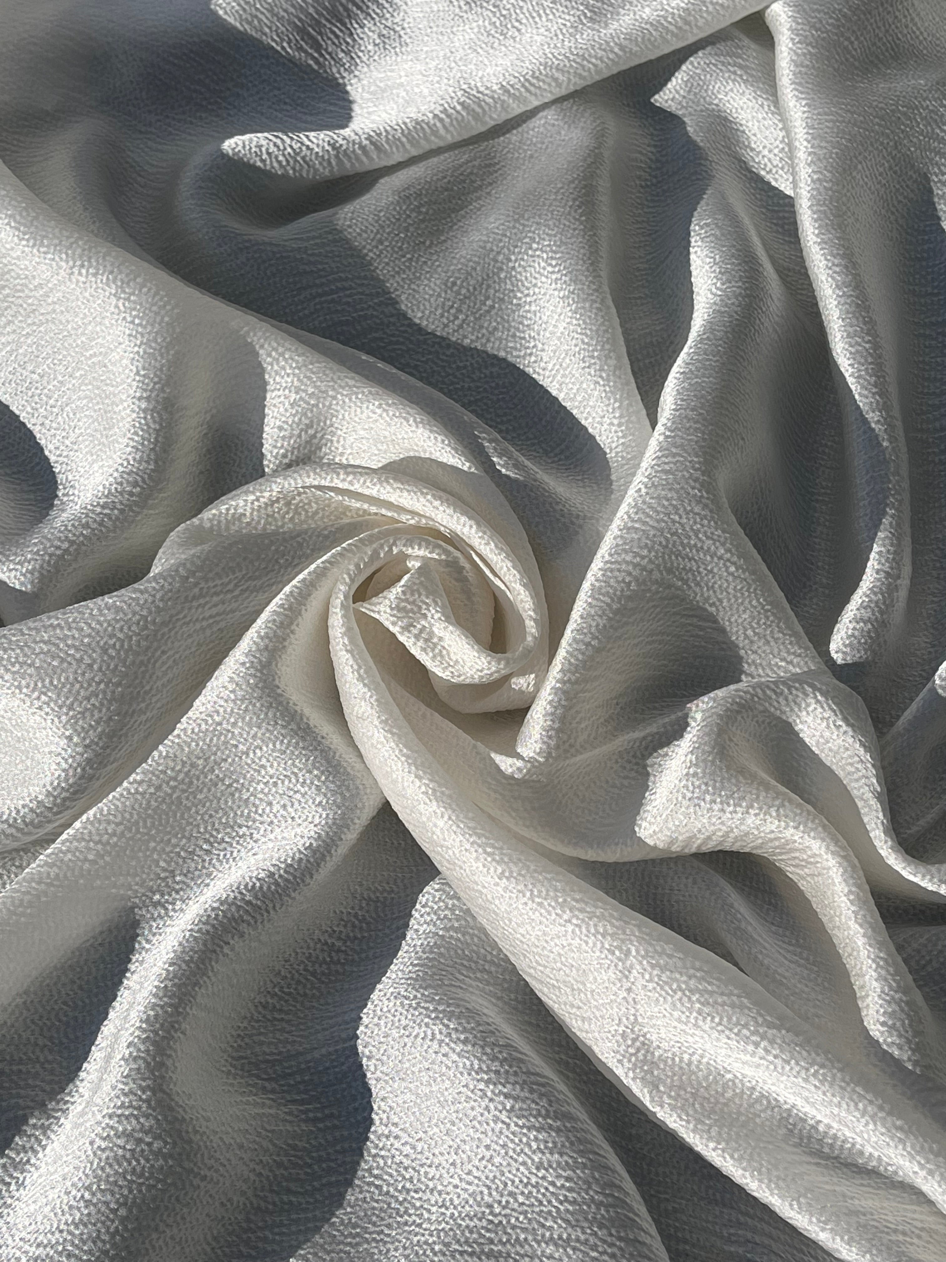 Beyaz Buruşuk Efektli Saten Saf İpek, Metre Metre İpek, İpek Şifon, Dut İpeği, İpek Metre, Ağır İpek, Lüks İpek Kumaş. 18mm/ 135 cm genişlik.