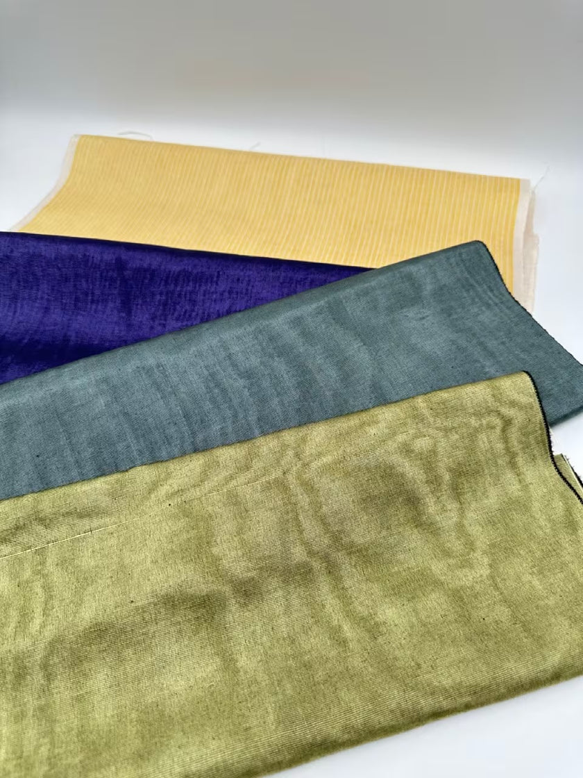 Rembourrage luxueux en soie vert sauge pour tête de lit ottoman, tissus d'intérieur pour textiles de maison : housses d'oreiller, motifs inspirés du kimono, motifs en filigrane.