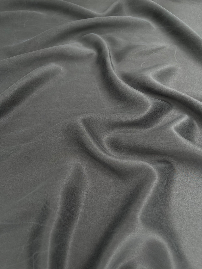 Soie pure satin gris lapidé, soie par cour, mousseline de soie, soie de mûrier, yardage de soie, soie lourde, tissu de soie de luxe. 23 mm/ 135 cm de largeur.