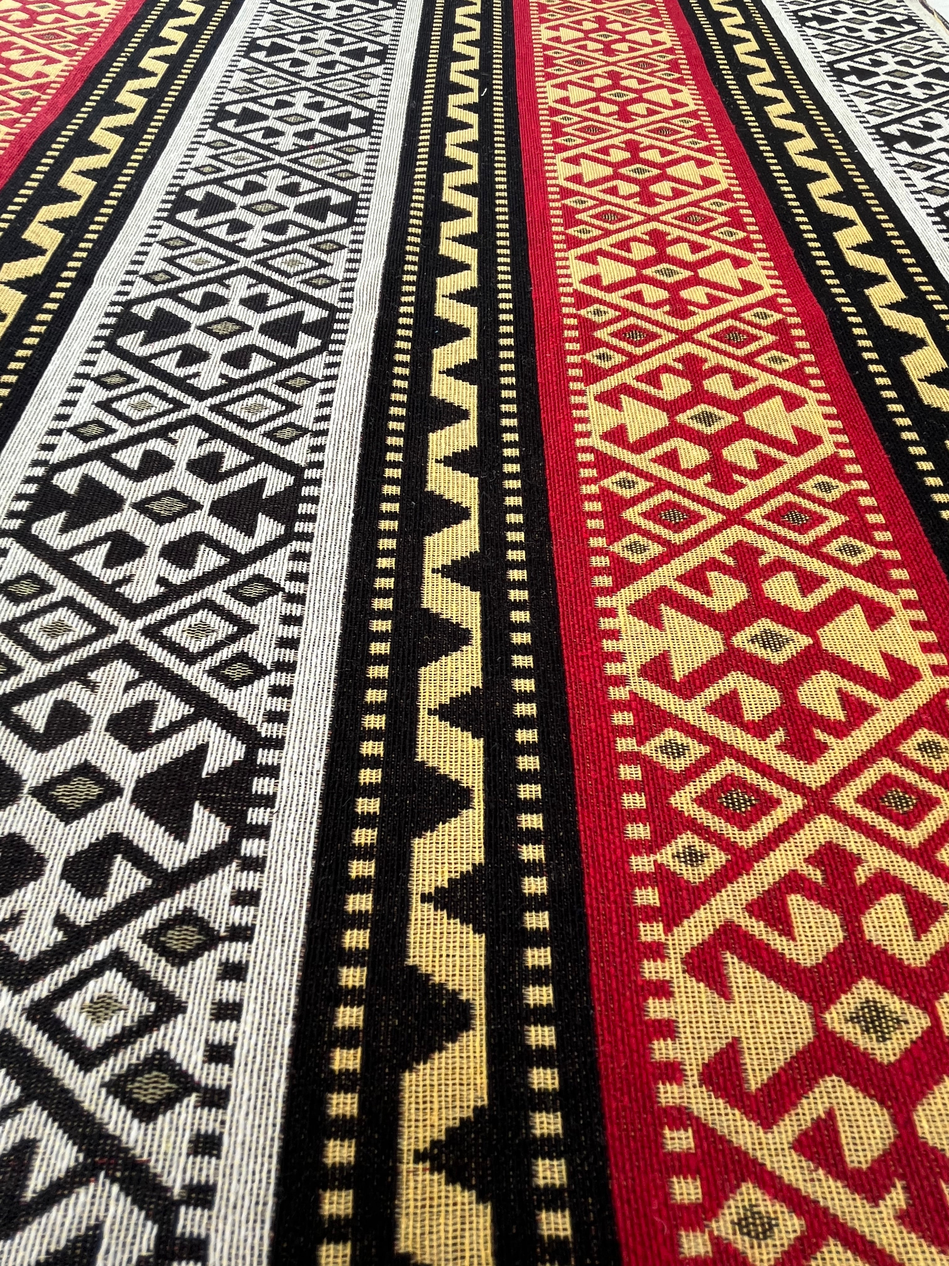 Ağır Gramajlı Kalın Jakarlı Pamuklu Kumaş Metre Başına 400/m2 - Döşemelik Geleneksel Anadolu Etnik Desenli - Döşemelik Kumaşlar. %70 Pamuk %30 Polyester - 140 cm Genişlik. Halı Dokuma. Çok Renkli Seçenekler, Sarı Mavi, Kırmızı Siyah Renk.