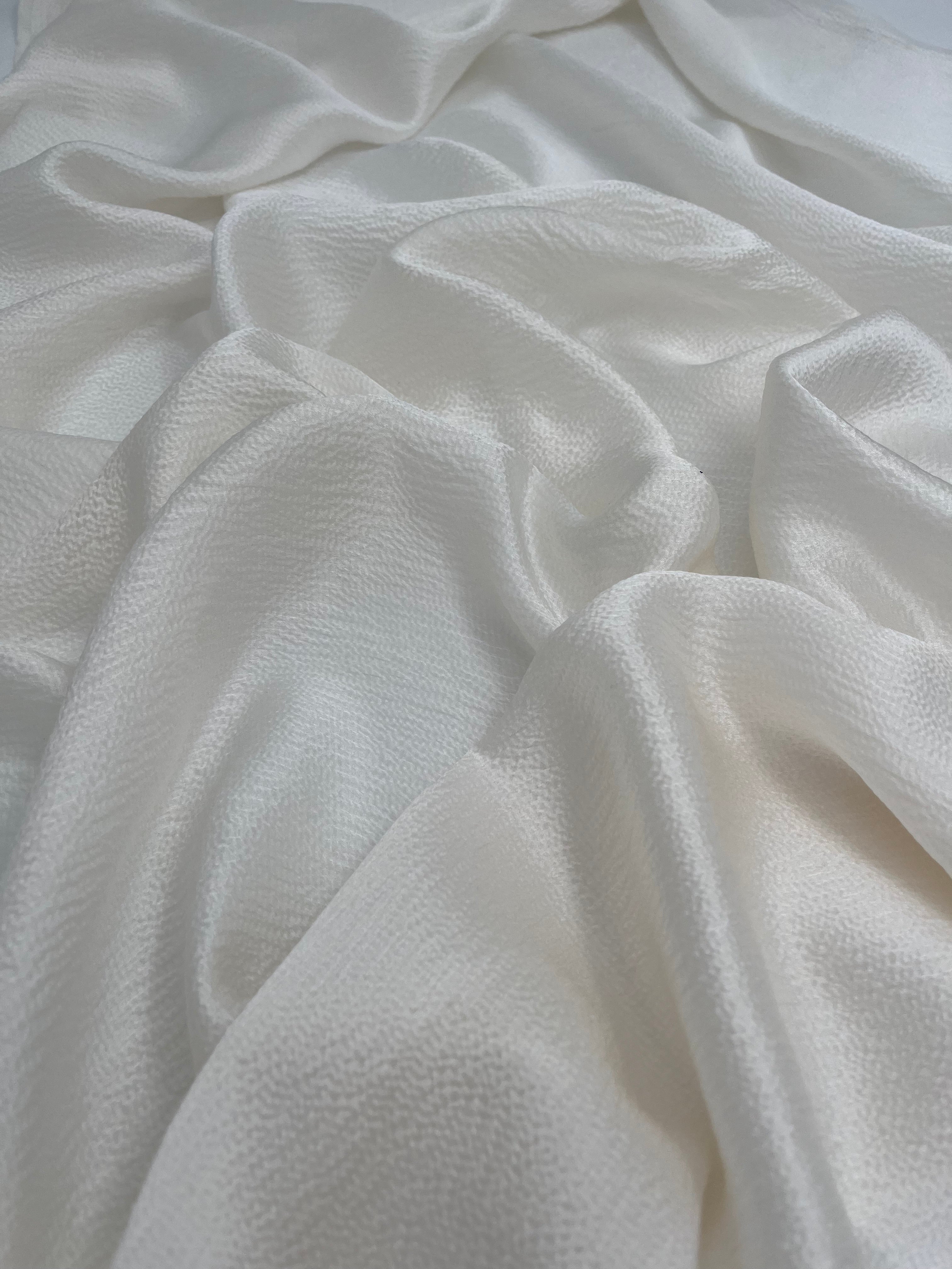 Beyaz Buruşuk Efektli Saten Saf İpek, Metre Metre İpek, İpek Şifon, Dut İpeği, İpek Metre, Ağır İpek, Lüks İpek Kumaş. 18mm/ 135 cm genişlik.