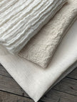 Tissu de gaze froissé de couleur ivoire neutre non blanchi, tissu Sile. Tissu Sile.