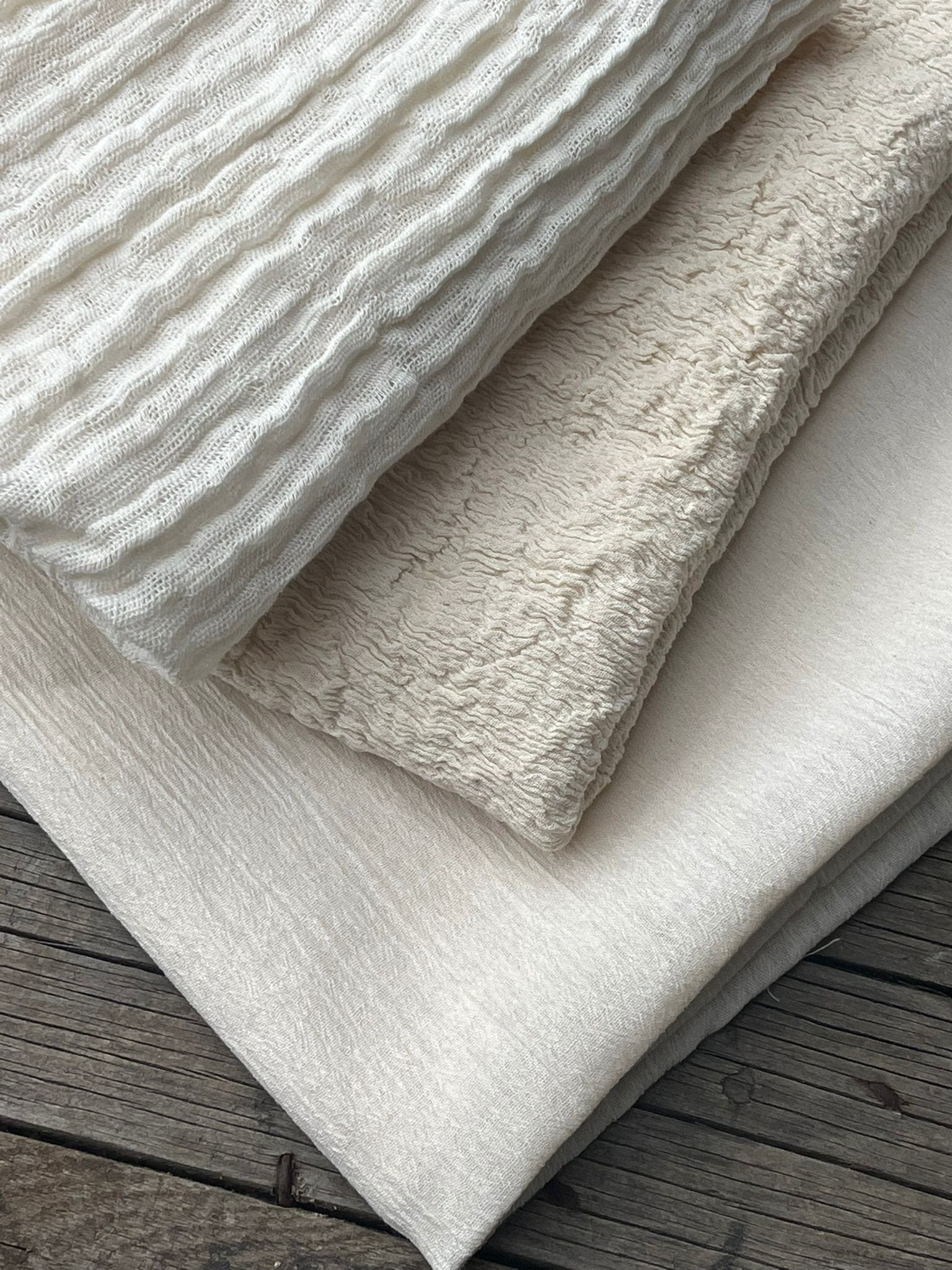 Tissu de gaze froissé de couleur ivoire neutre non blanchi, tissu Sile. Tissu Sile.
