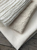 Tissu de gaze froissé de couleur ivoire neutre non blanchi, tissu Sile. Tissu Sile.