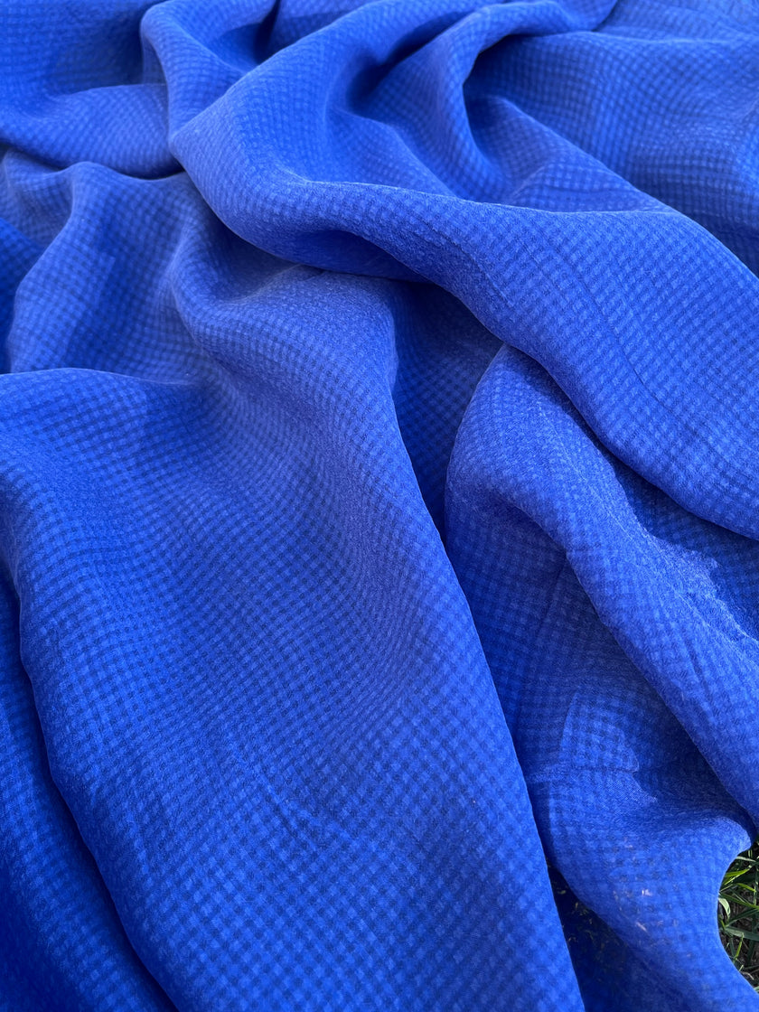 Şeffaf Deniz Mavisi Gingham Desenli Taşlı İpek Saten Saf İpek, Metre Metre İpek, İpek Şifon, Dut İpeği, İpek Metre, Ağır İpek, Lüks İpek Kumaş. 12mm/ 143 cm genişlik.