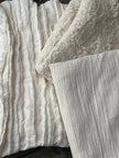 Tissu de gaze froissé de couleur ivoire neutre non blanchi, tissu Sile. Tissu Sile.