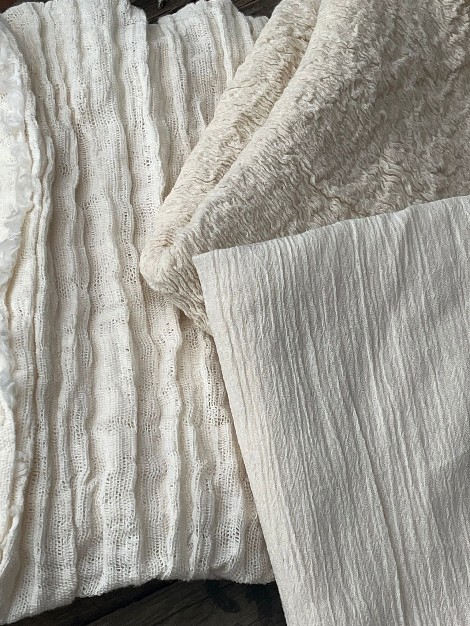 Tissu de gaze froissé de couleur ivoire neutre non blanchi, tissu Sile. Tissu Sile.