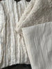 Tissu de gaze froissé de couleur ivoire neutre non blanchi, tissu Sile. Tissu Sile.