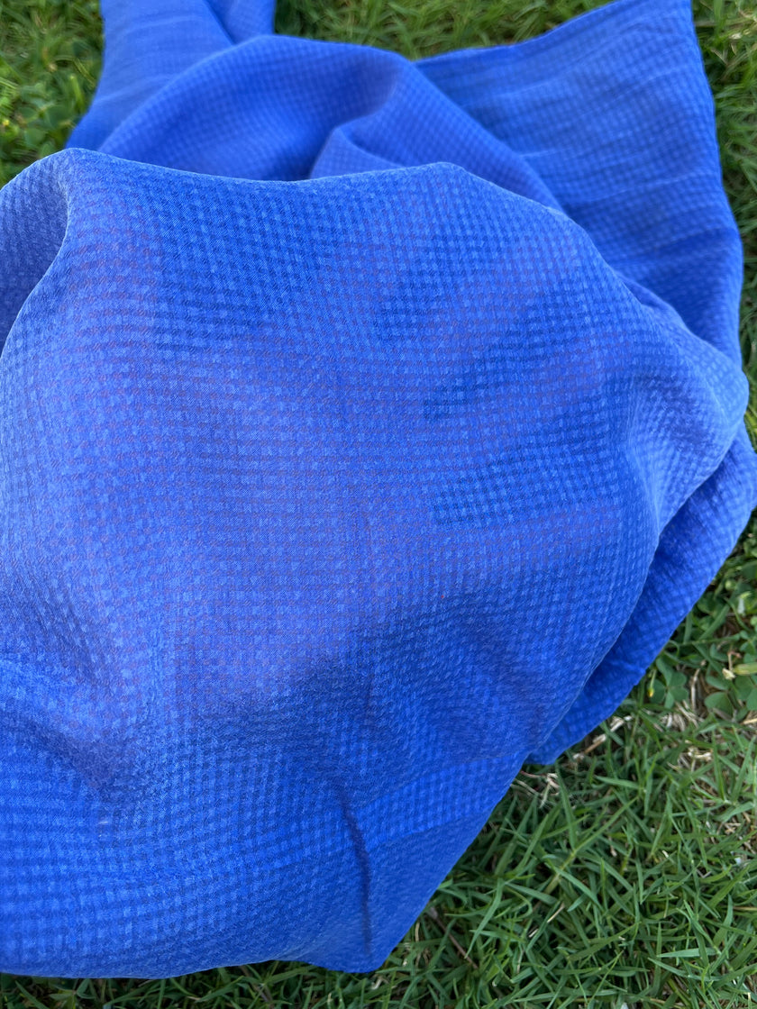 Şeffaf Deniz Mavisi Gingham Desenli Taşlı İpek Saten Saf İpek, Metre Metre İpek, İpek Şifon, Dut İpeği, İpek Metre, Ağır İpek, Lüks İpek Kumaş. 12mm/ 143 cm genişlik.