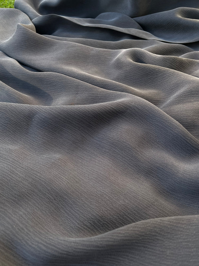 Taşlanmış Gri Kırışık Efekt Saten Saf İpek, Metre Metre İpek, İpek Şifon, Dut İpeği, İpek Metre, Ağır İpek, Lüks İpek Kumaş. 18mm/ 135 cm genişlik.