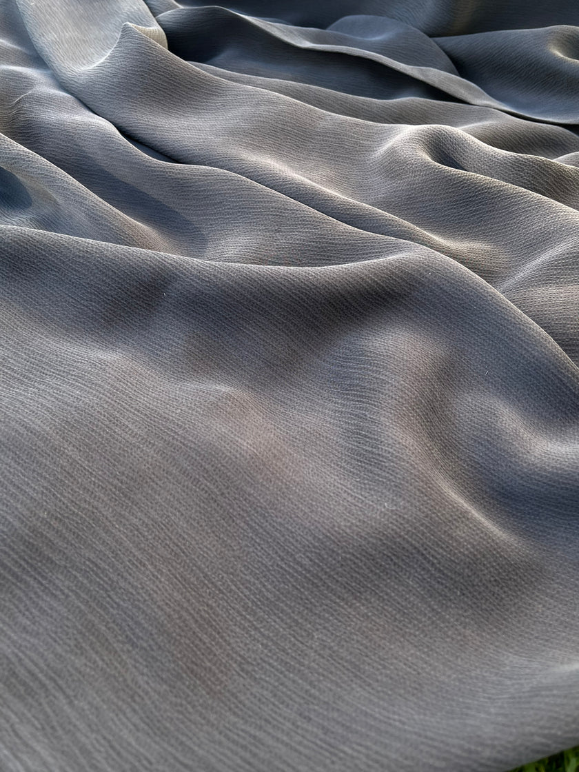 Taşlanmış Gri Kırışık Efekt Saten Saf İpek, Metre Metre İpek, İpek Şifon, Dut İpeği, İpek Metre, Ağır İpek, Lüks İpek Kumaş. 18mm/ 135 cm genişlik.