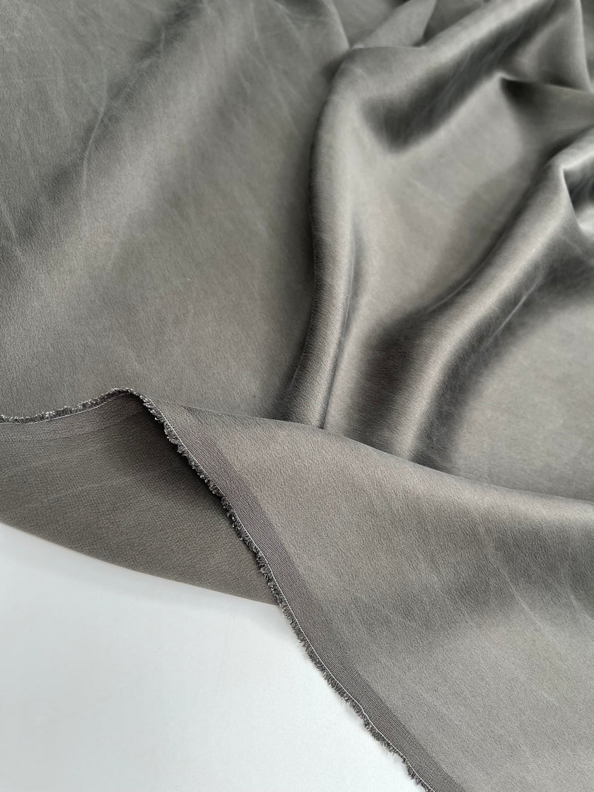 Soie pure satin gris lapidé, soie par cour, mousseline de soie, soie de mûrier, yardage de soie, soie lourde, tissu de soie de luxe. 23 mm/ 135 cm de largeur.