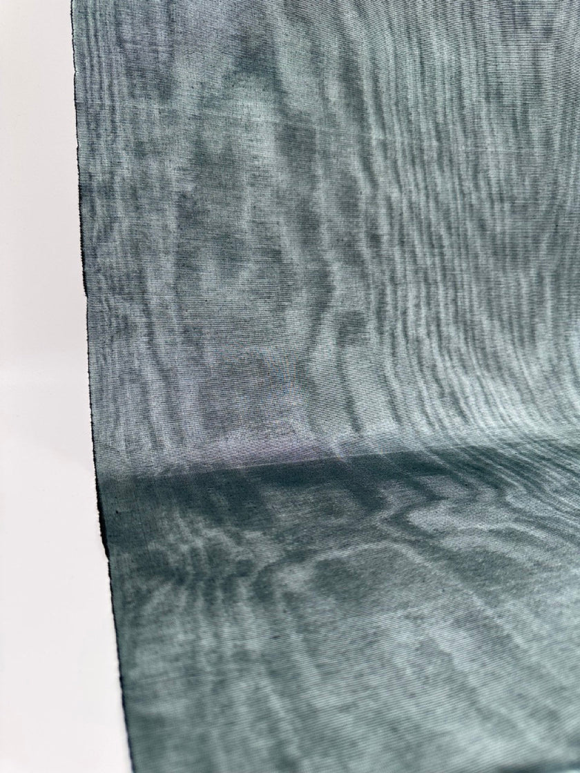 Rembourrage luxueux en soie vert sauge pour tête de lit ottoman, tissus d'intérieur pour textiles de maison : housses d'oreiller, motifs inspirés du kimono, motifs en filigrane.