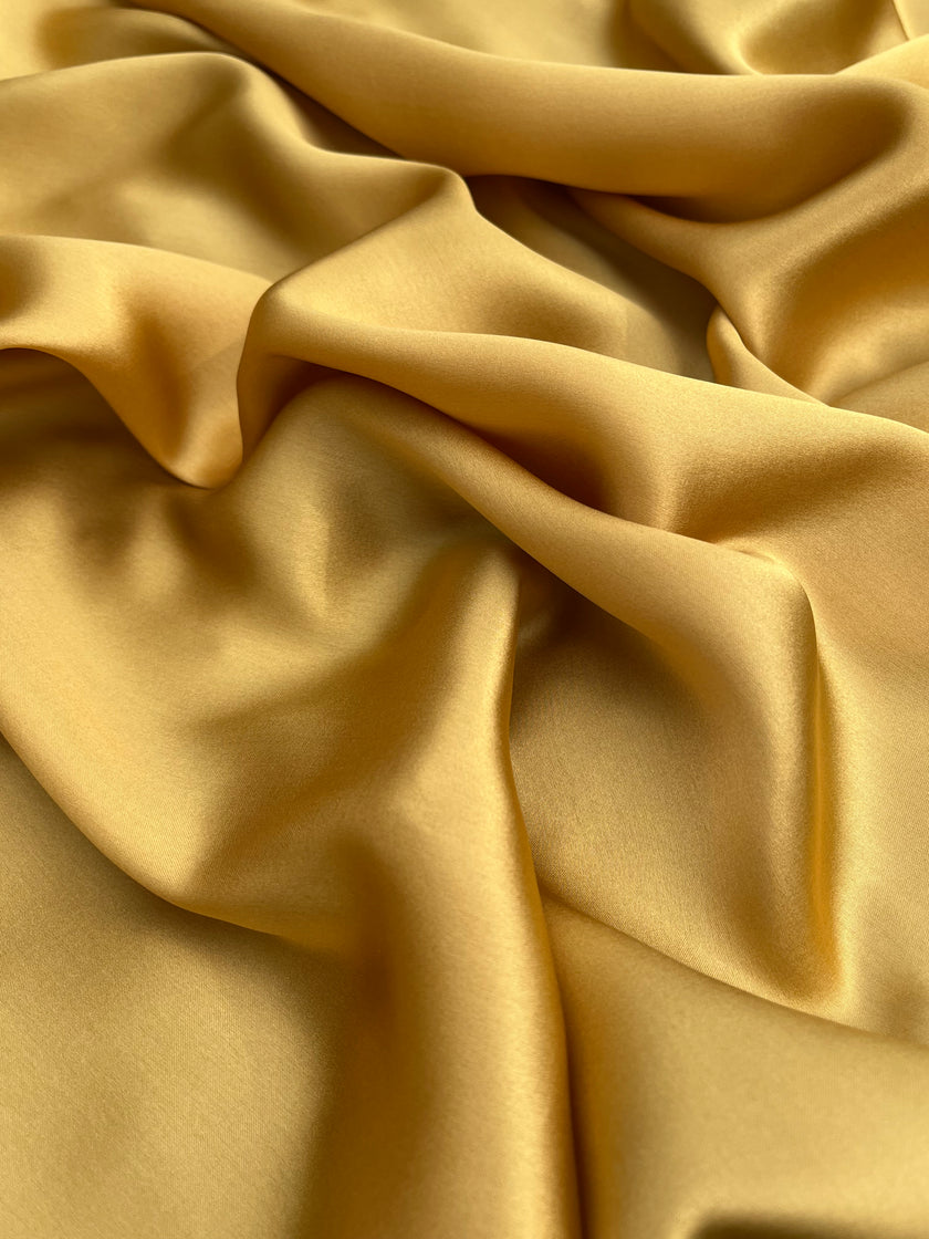 Altın Sarı Saten Saf İpek, Metre İpek, İpek Şifon, Dut İpeği, İpek Metre, Ağır İpek, Lüks İpek Kumaş. 14 mm/ 135 cm genişlik.