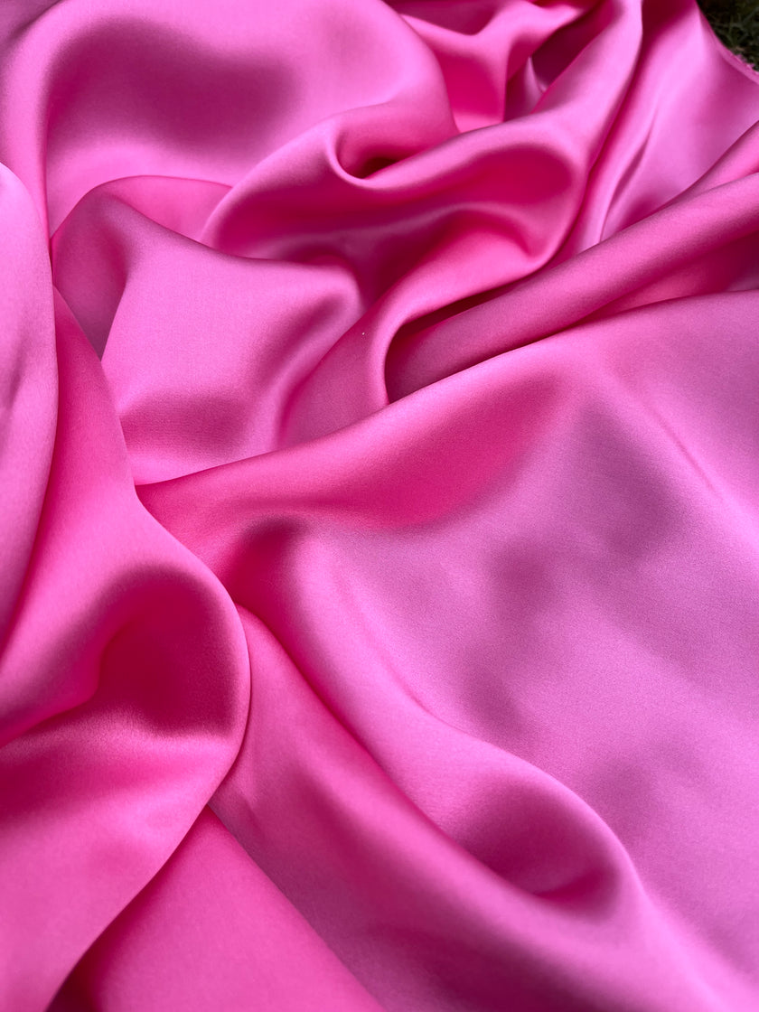 Fuşya Pembe Saten Saf İpek, Metre İpek, İpek Şifon, Dut İpeği, İpek Metre, Ağır İpek, Lüks İpek Kumaş. 16 mm/ 135 cm genişlik.