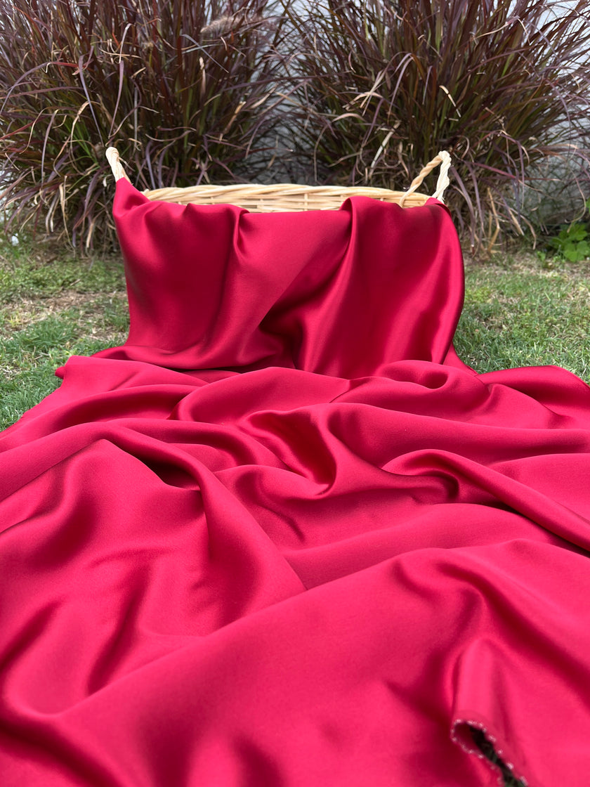 Doymuş Kırmızı Saten Saf İpek, Metre Metre İpek, İpek Şifon, Dut İpeği, İpek Metraj, Ağır İpek, Lüks İpek Kumaş. 23 mm/ 135 cm genişlik.