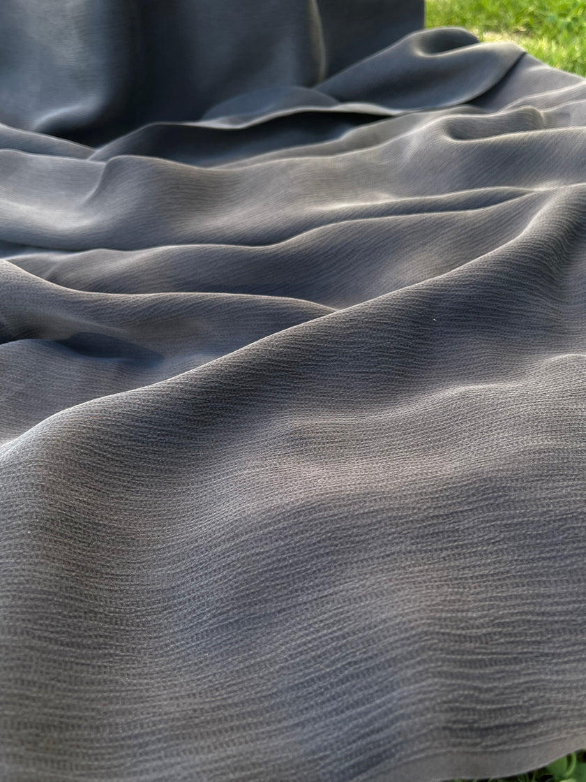 Taşlanmış Gri Kırışık Efekt Saten Saf İpek, Metre Metre İpek, İpek Şifon, Dut İpeği, İpek Metre, Ağır İpek, Lüks İpek Kumaş. 18mm/ 135 cm genişlik.