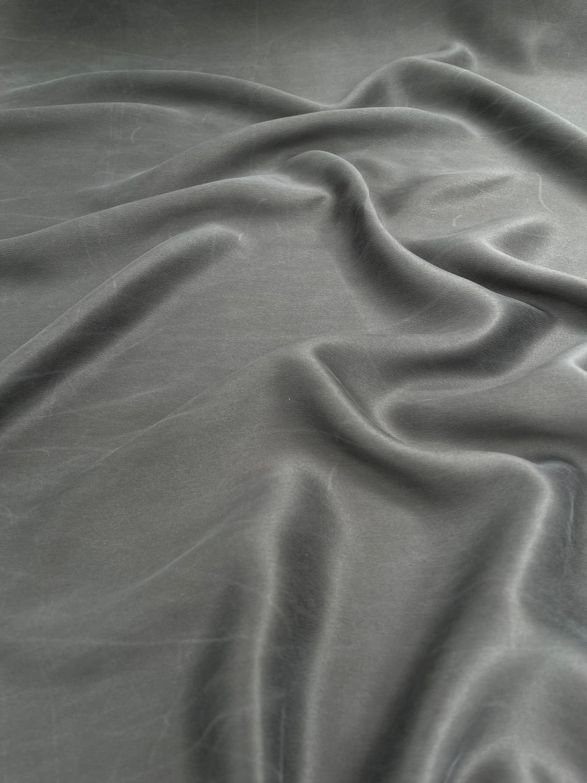 Soie pure satin gris lapidé, soie par cour, mousseline de soie, soie de mûrier, yardage de soie, soie lourde, tissu de soie de luxe. 23 mm/ 135 cm de largeur.
