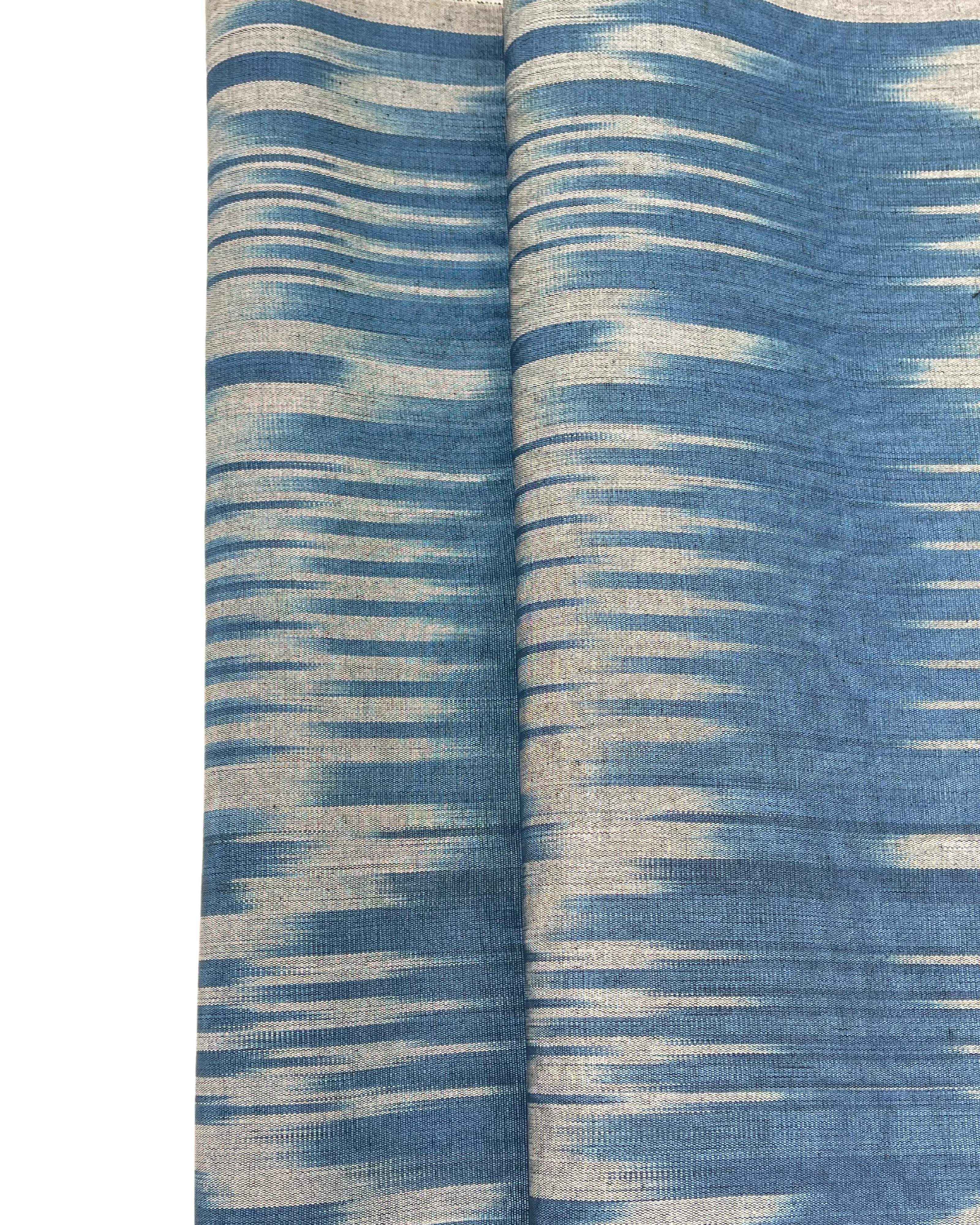 Rembourrage luxueux en soie à rayures Ikat bleues pour tête de lit ottoman, tissus d'intérieur pour textiles de maison : housses d'oreiller, motifs inspirés du kimono, motifs en filigrane.