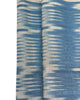 Rembourrage luxueux en soie à rayures Ikat bleues pour tête de lit ottoman, tissus d'intérieur pour textiles de maison : housses d'oreiller, motifs inspirés du kimono, motifs en filigrane.