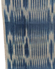 Rembourrage luxueux en soie à rayures Ikat bleues pour tête de lit ottoman, tissus d'intérieur pour textiles de maison : housses d'oreiller, motifs inspirés du kimono, motifs en filigrane.