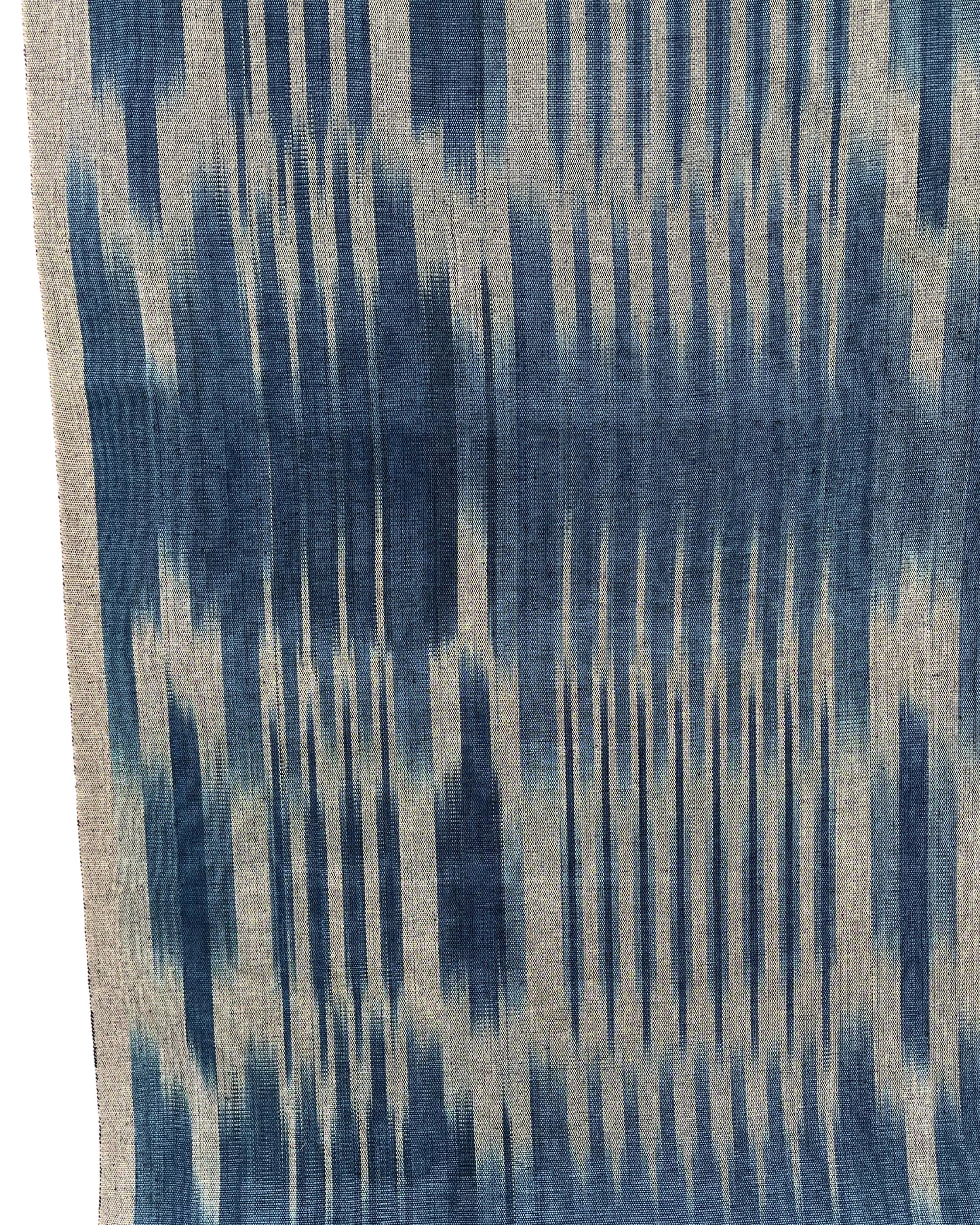Rembourrage luxueux en soie à rayures Ikat bleues pour tête de lit ottoman, tissus d'intérieur pour textiles de maison : housses d'oreiller, motifs inspirés du kimono, motifs en filigrane.