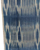 Rembourrage luxueux en soie à rayures Ikat bleues pour tête de lit ottoman, tissus d'intérieur pour textiles de maison : housses d'oreiller, motifs inspirés du kimono, motifs en filigrane.