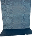 Tapisserie d'ameublement luxueuse en soie bleue pour tête de lit ottomane, tissus d'intérieur pour textiles de maison : housses d'oreiller, motifs inspirés du kimono, motifs en filigrane.