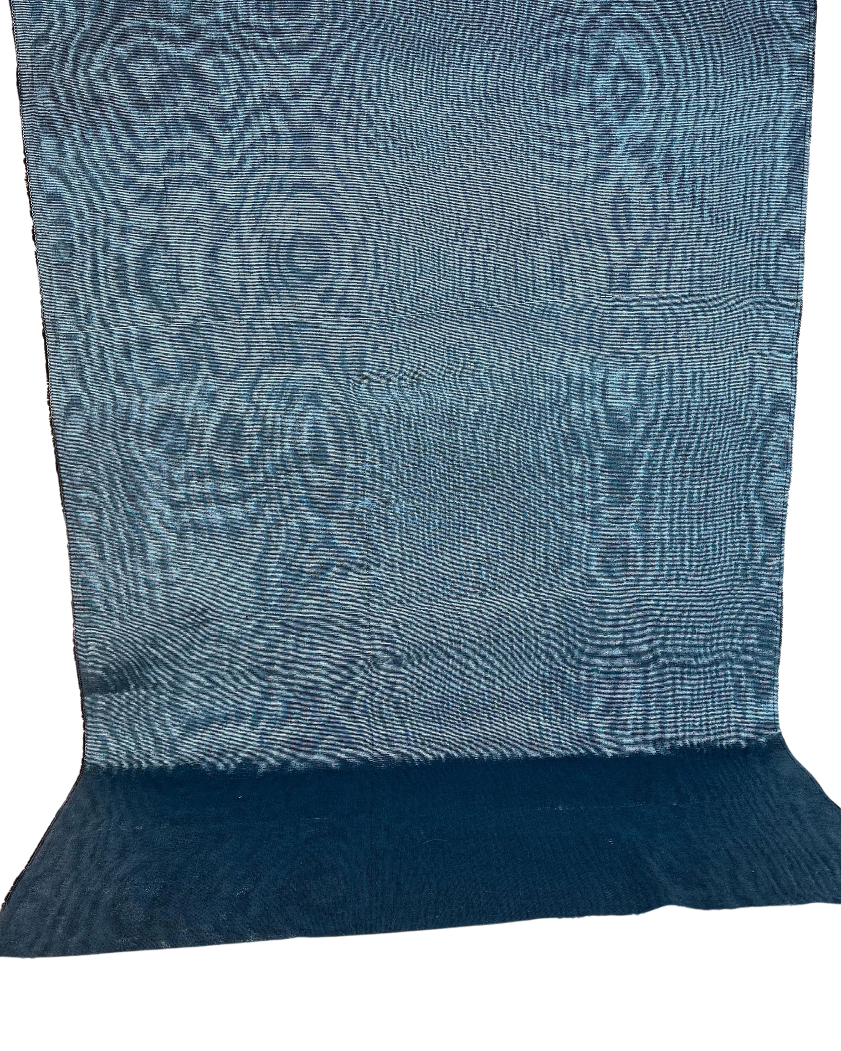 Tapisserie d'ameublement luxueuse en soie bleue pour tête de lit ottomane, tissus d'intérieur pour textiles de maison : housses d'oreiller, motifs inspirés du kimono, motifs en filigrane.