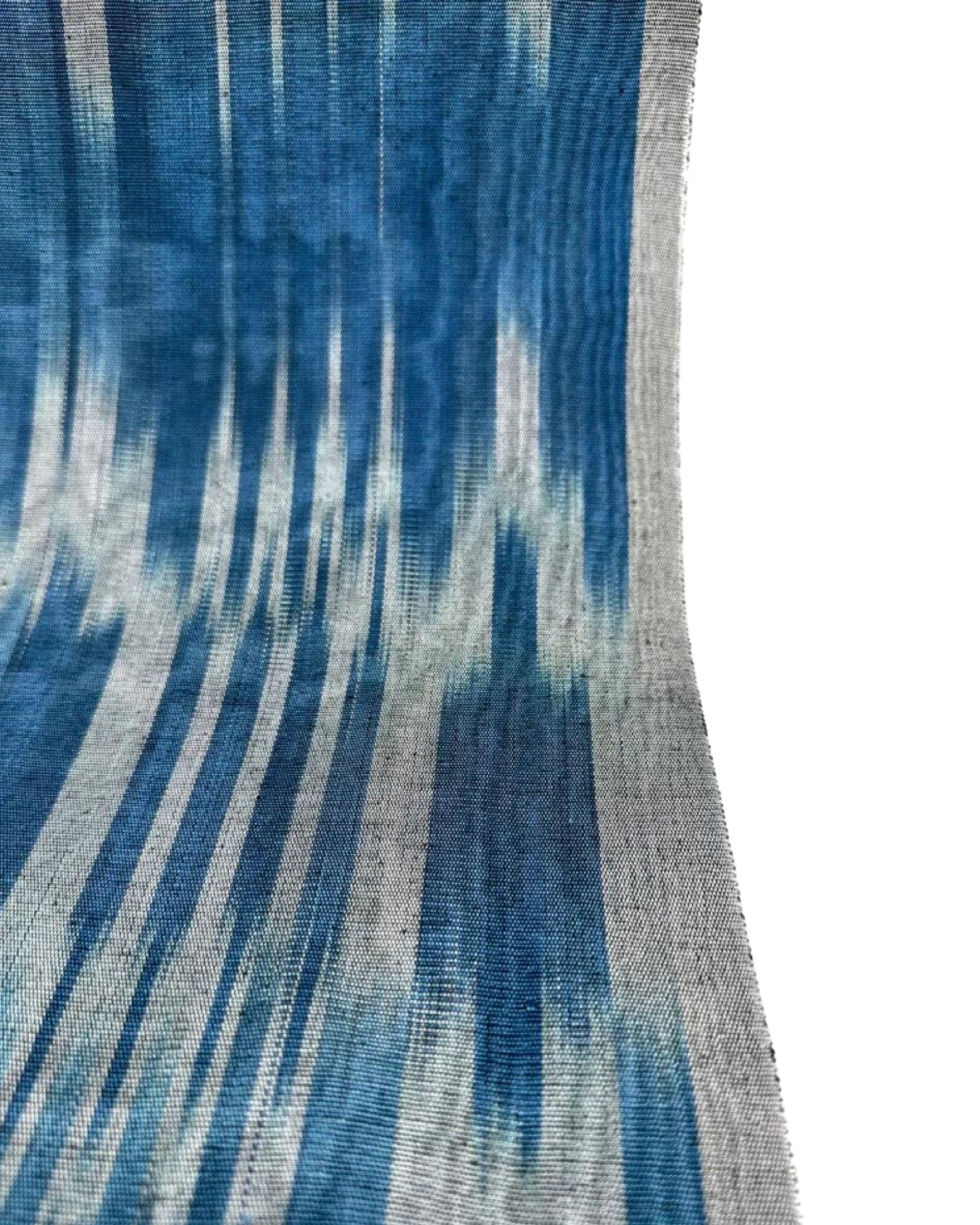 Rembourrage luxueux en soie à rayures Ikat bleues pour tête de lit ottoman, tissus d'intérieur pour textiles de maison : housses d'oreiller, motifs inspirés du kimono, motifs en filigrane.
