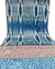 Rembourrage luxueux en soie à rayures Ikat bleues pour tête de lit ottoman, tissus d'intérieur pour textiles de maison : housses d'oreiller, motifs inspirés du kimono, motifs en filigrane.