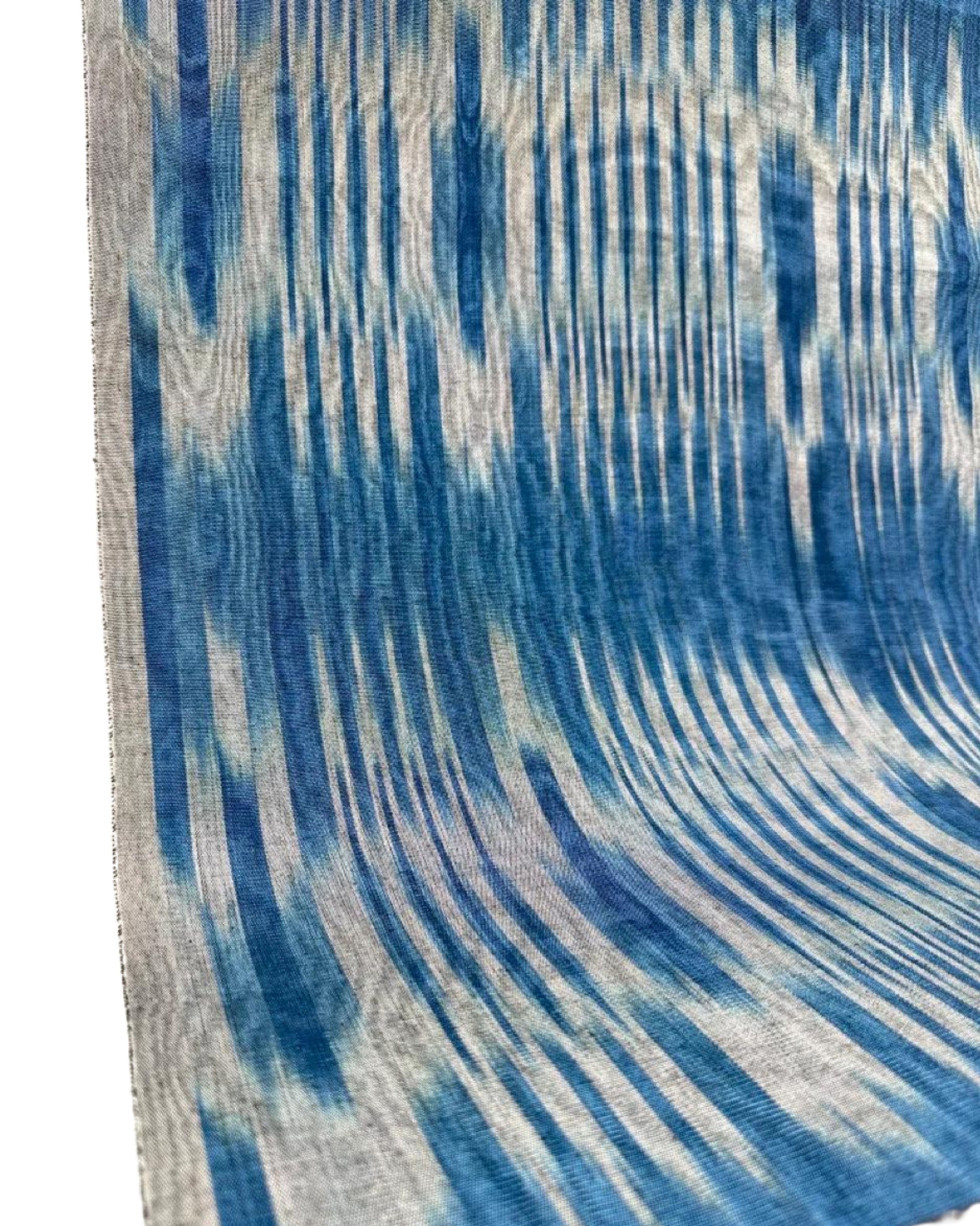 Rembourrage luxueux en soie à rayures Ikat bleues pour tête de lit ottoman, tissus d'intérieur pour textiles de maison : housses d'oreiller, motifs inspirés du kimono, motifs en filigrane.