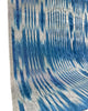Rembourrage luxueux en soie à rayures Ikat bleues pour tête de lit ottoman, tissus d'intérieur pour textiles de maison : housses d'oreiller, motifs inspirés du kimono, motifs en filigrane.