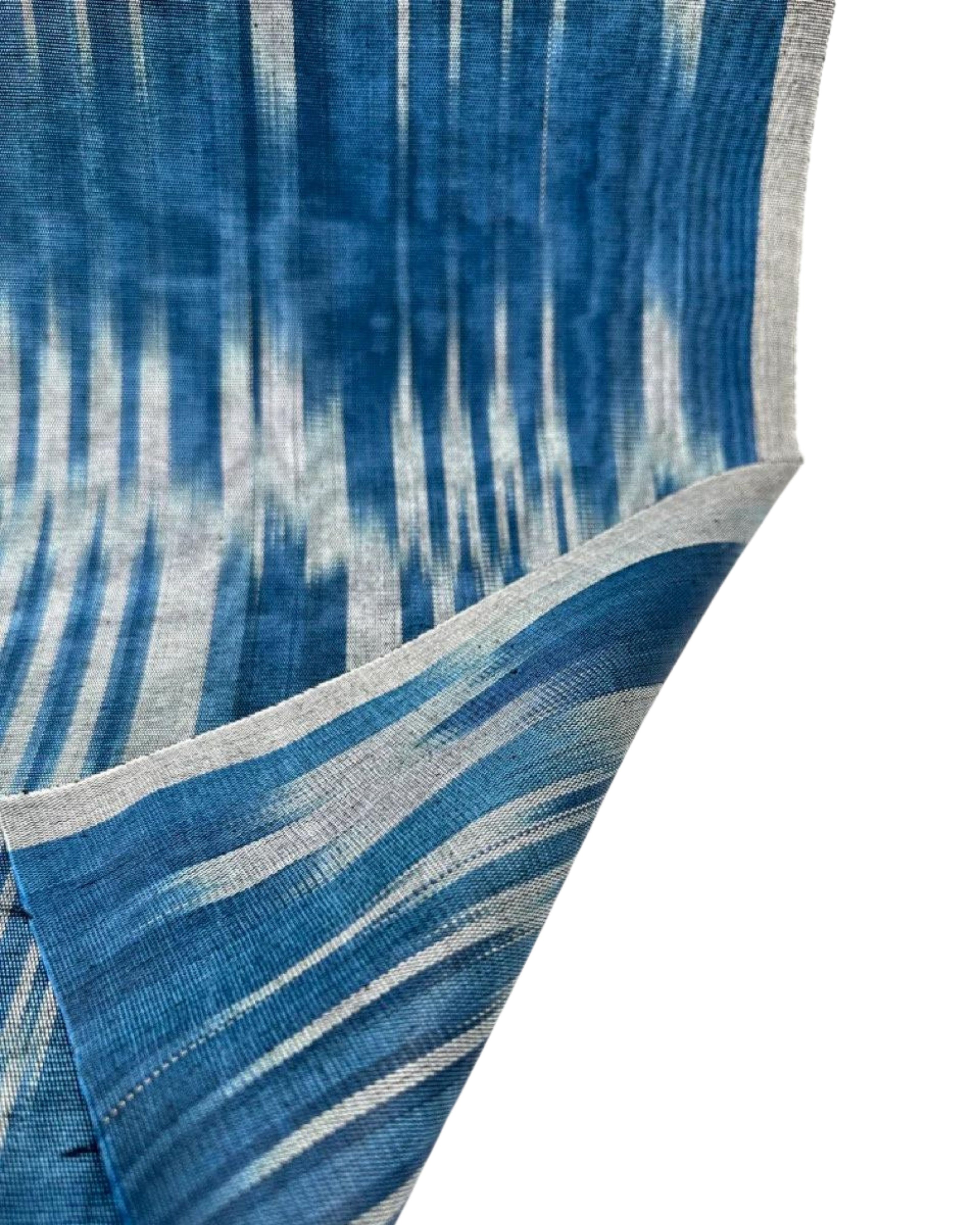 Rembourrage luxueux en soie à rayures Ikat bleues pour tête de lit ottoman, tissus d'intérieur pour textiles de maison : housses d'oreiller, motifs inspirés du kimono, motifs en filigrane.