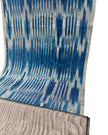 Rembourrage luxueux en soie à rayures Ikat bleues pour tête de lit ottoman, tissus d'intérieur pour textiles de maison : housses d'oreiller, motifs inspirés du kimono, motifs en filigrane.